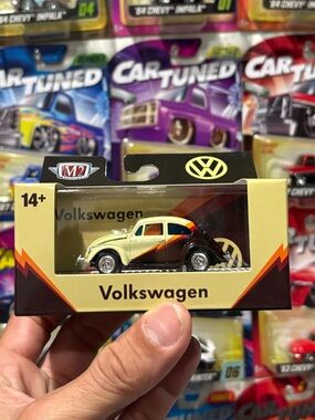 M2 machines 1967 Volkswagen Beetle 1:64 scale diecast car